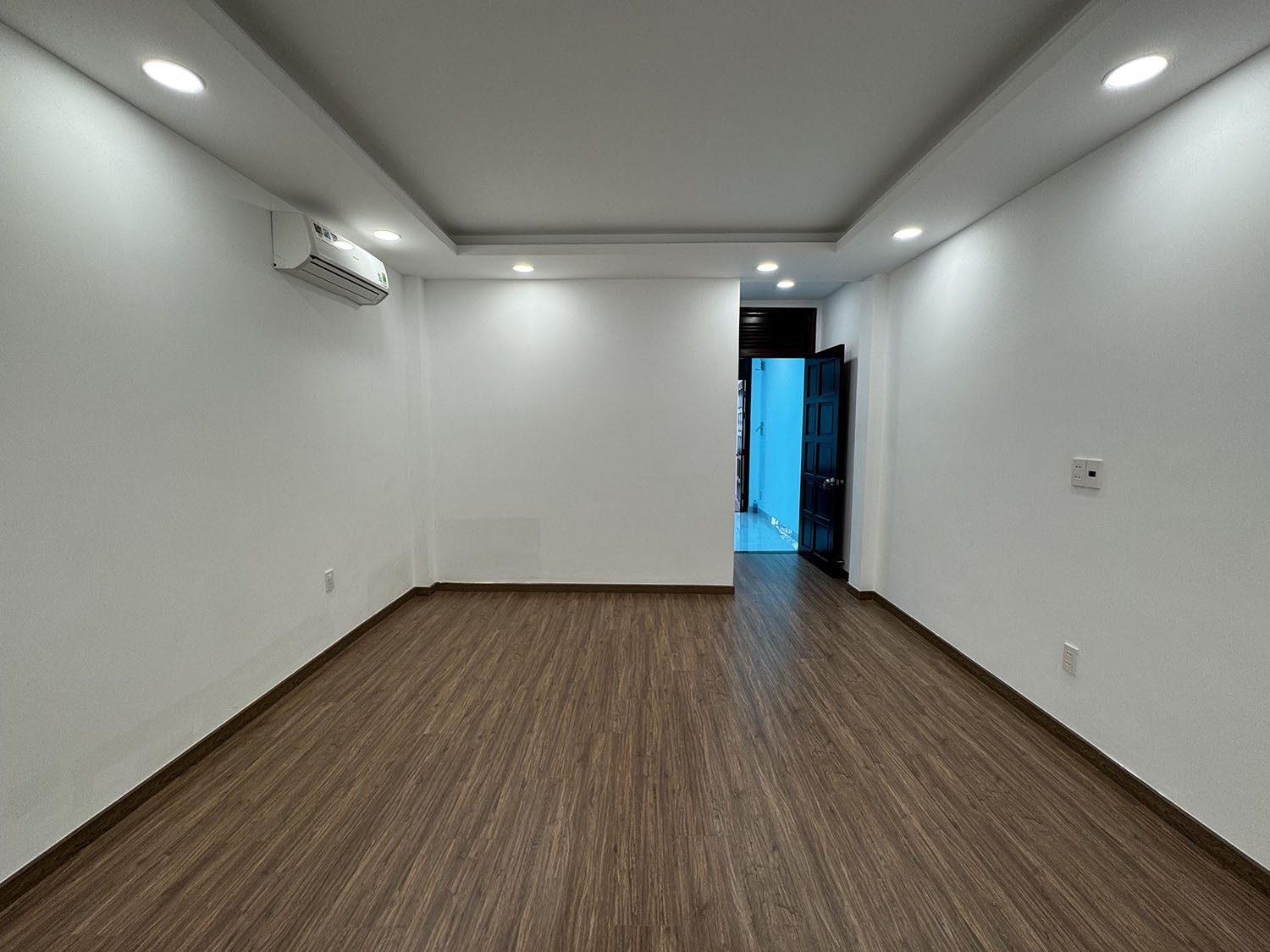 Nhà phố 3lầu (4,05m x 22,5m) có sân đổ ôtô, thiết bị ccấp khu kdoanh Nguyễn Thượng Hiền gần BOTANIC